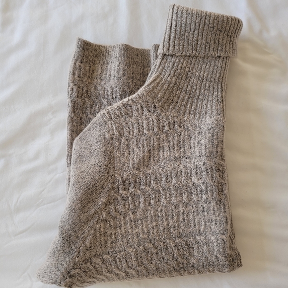Large reitmans stretchy turtleneck - Picture 5 of 5